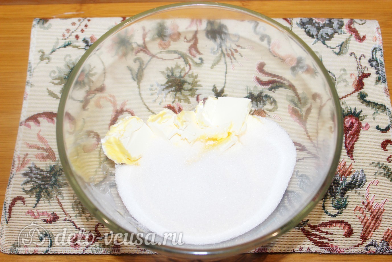Шаг 1 приготовления Пирог с яблоками и изюмом