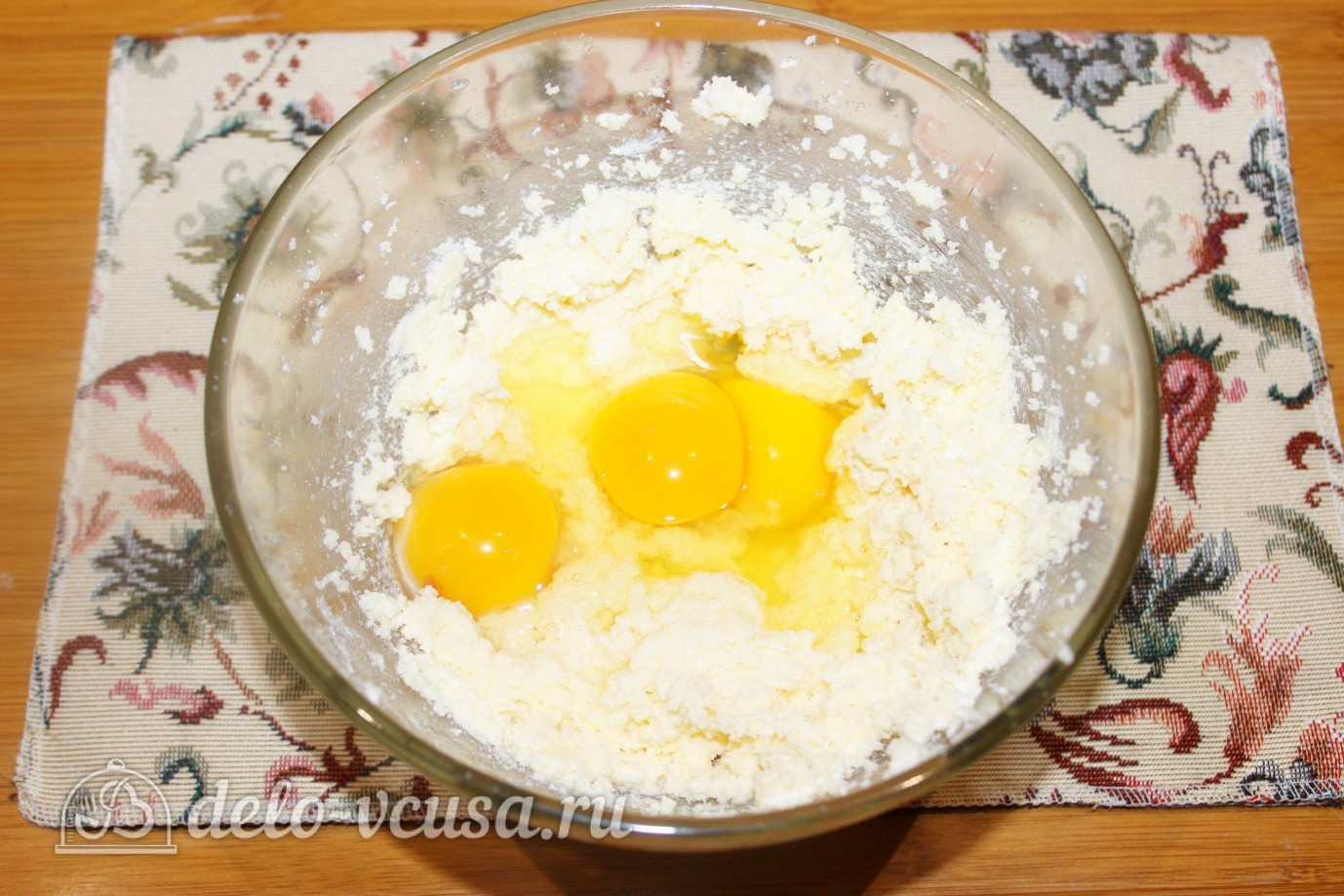 Шаг 3 приготовления Пирог с яблоками и изюмом