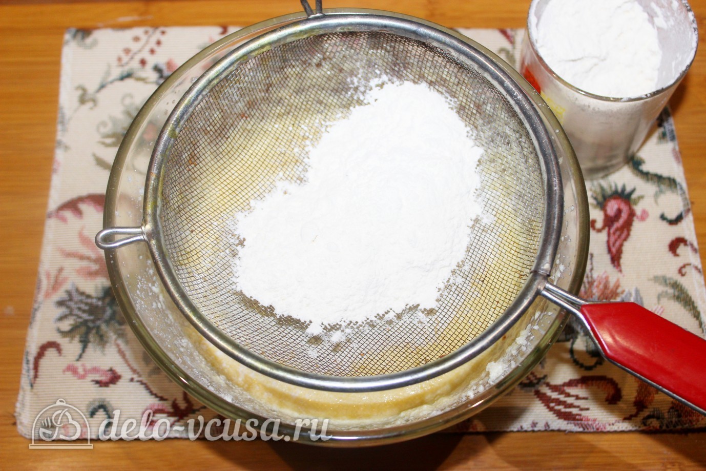 Шаг 5 приготовления Пирог с яблоками и изюмом