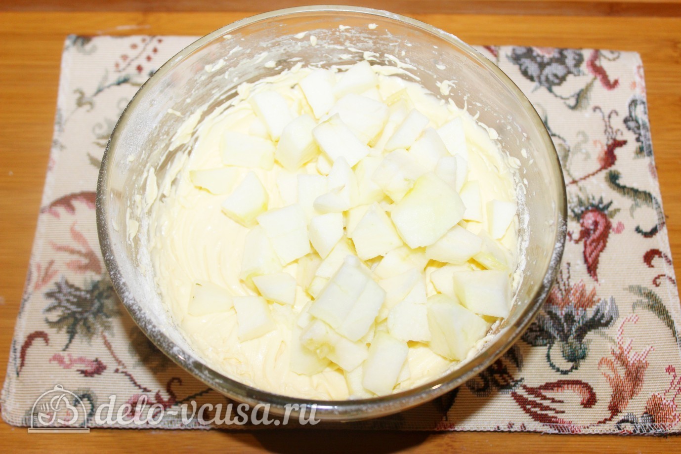 Шаг 7 приготовления Пирог с яблоками и изюмом