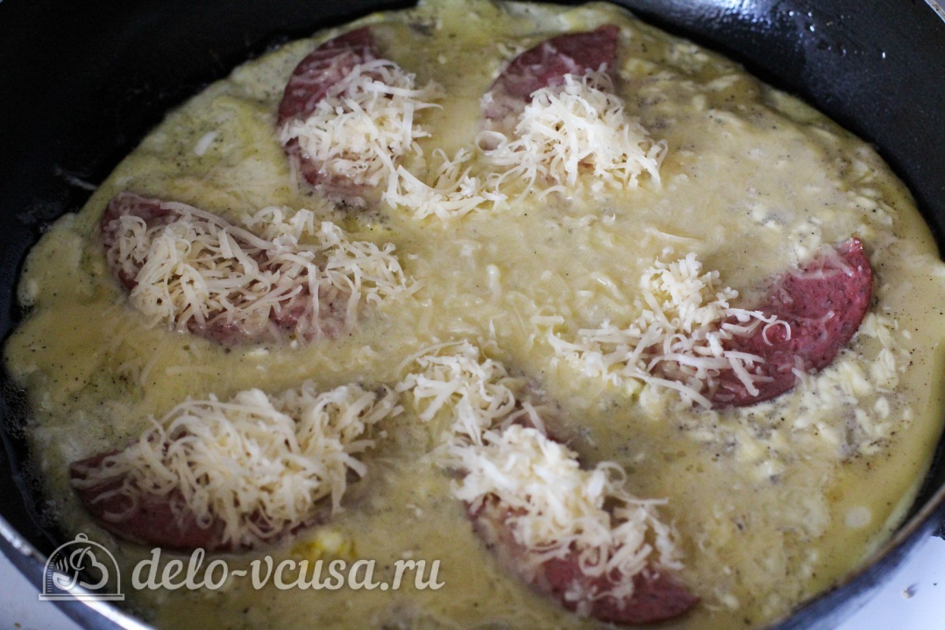 Шаг 5 приготовления Омлет с колбасой и сыром