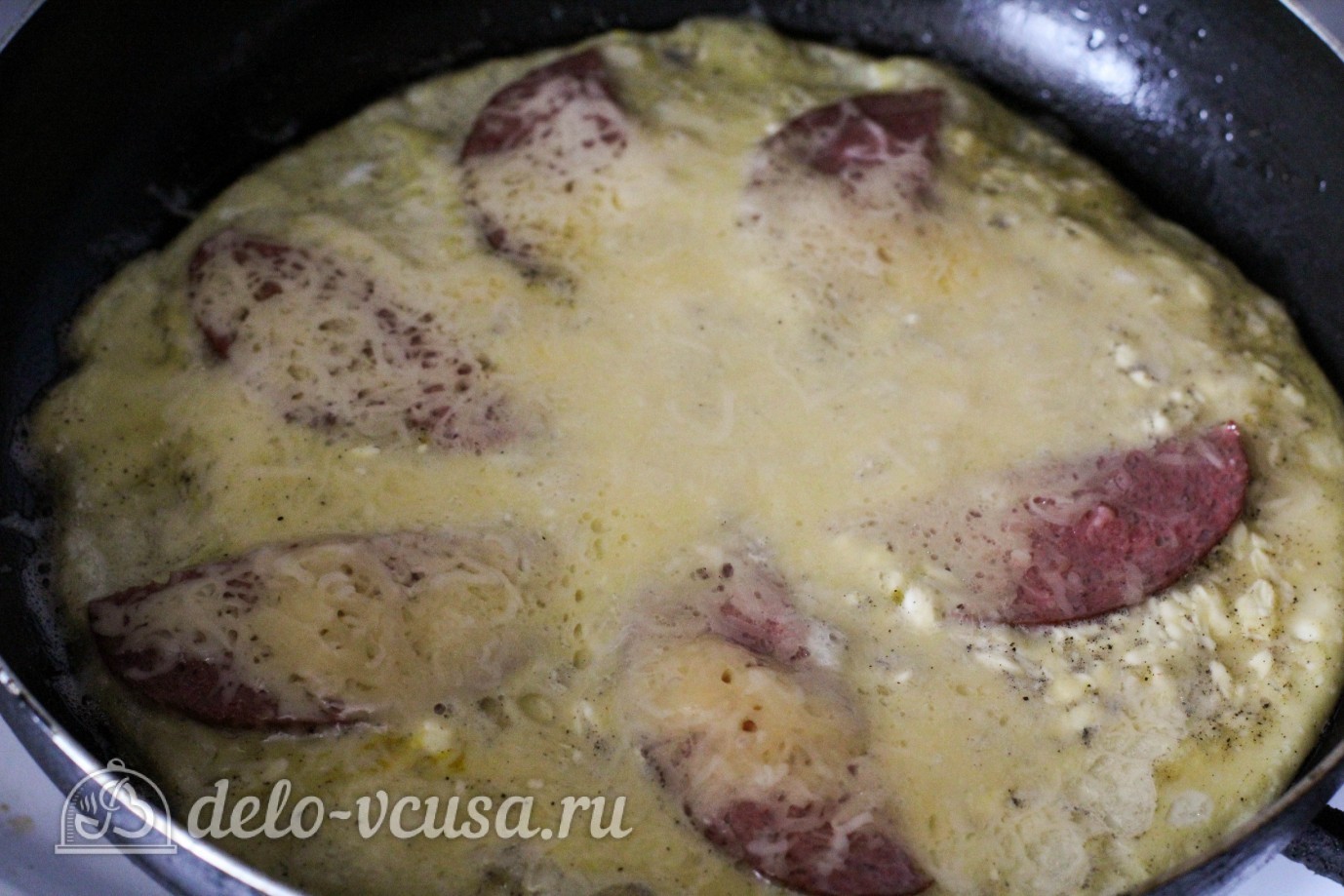 Шаг 6 приготовления Омлет с колбасой и сыром