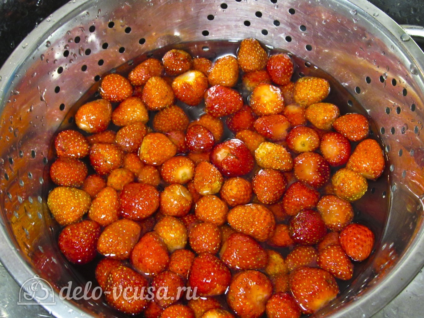 Шаг 2 приготовления Компот из клубники и яблок