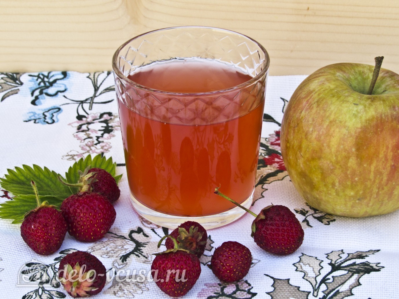 Шаг 8 приготовления Компот из клубники и яблок