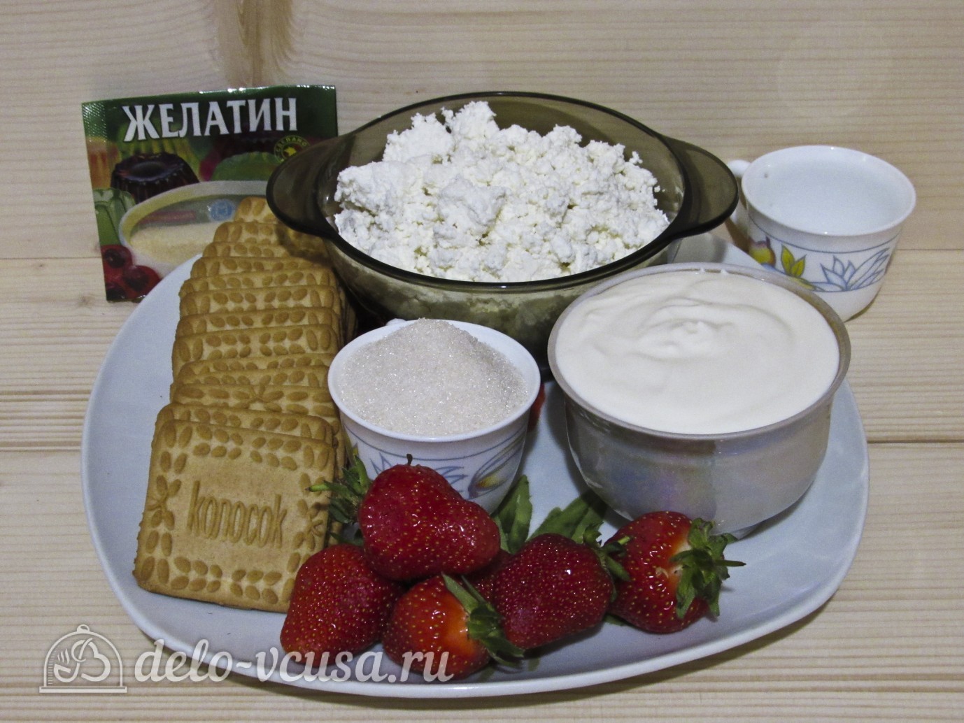 Фото ингредиенты Торт из печенья с творогом и клубникой