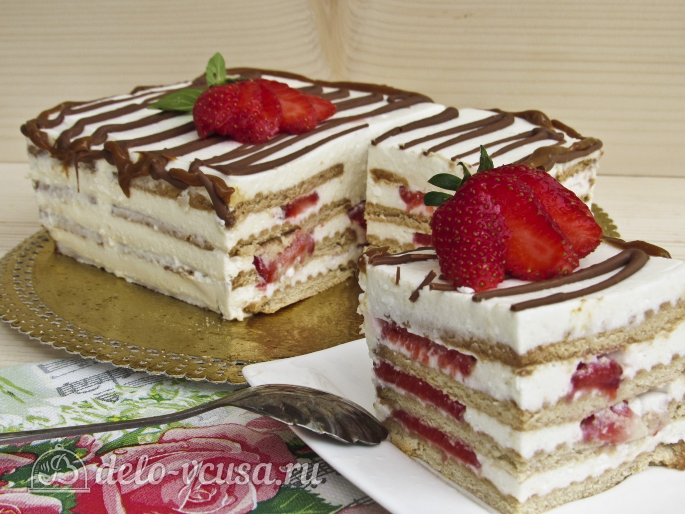 Шаг 14 приготовления Торт из печенья с творогом и клубникой