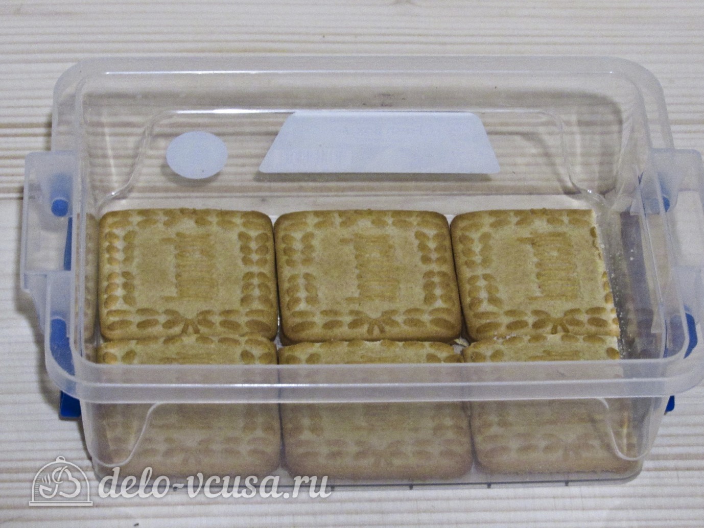 Шаг 9 приготовления Торт из печенья с творогом и клубникой