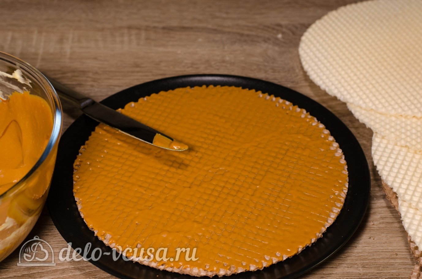 Шаг 5 приготовления Вафельный торт со сгущенкой