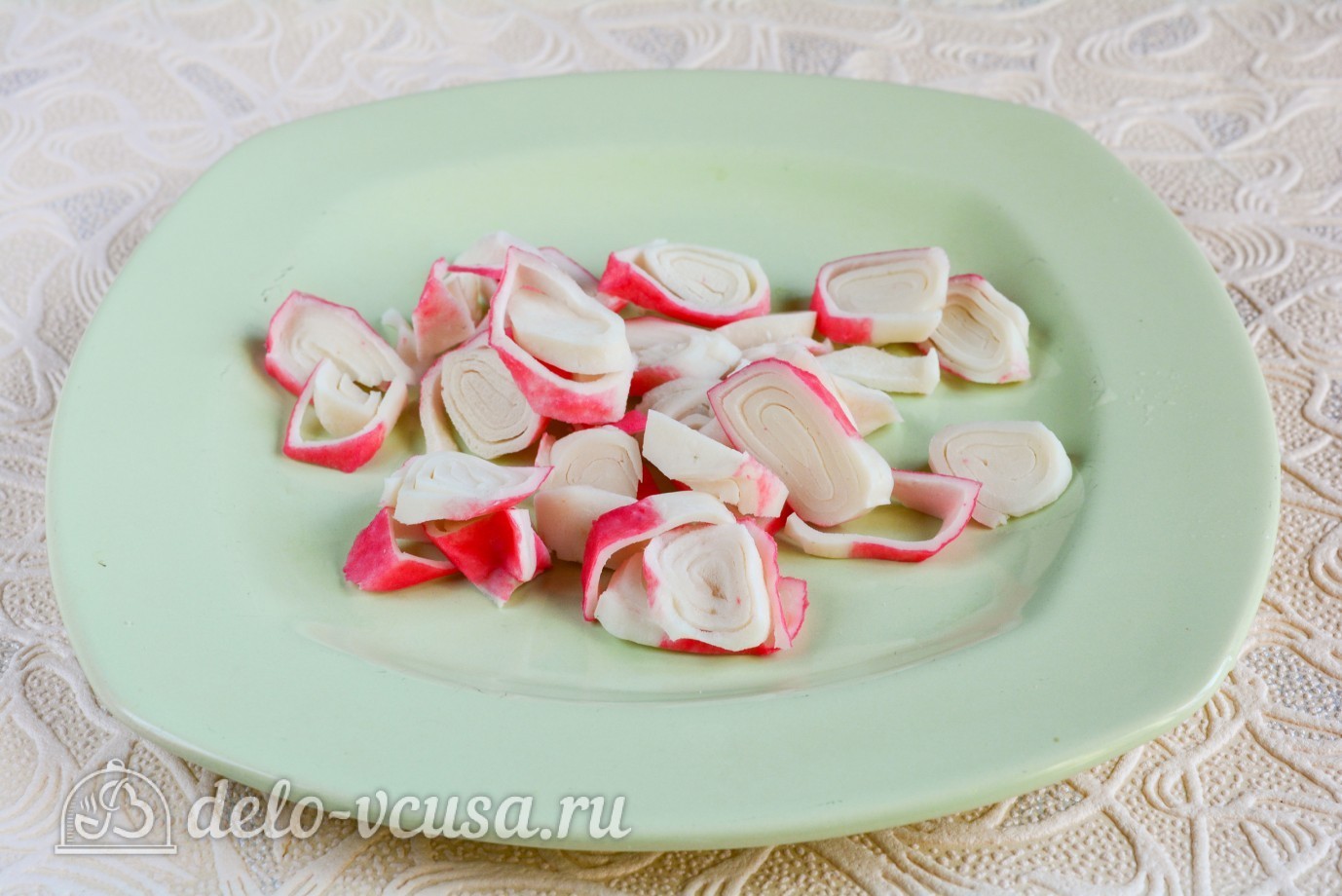 Шаг 1 приготовления Салат с крабовыми палочками, сыром и помидорами