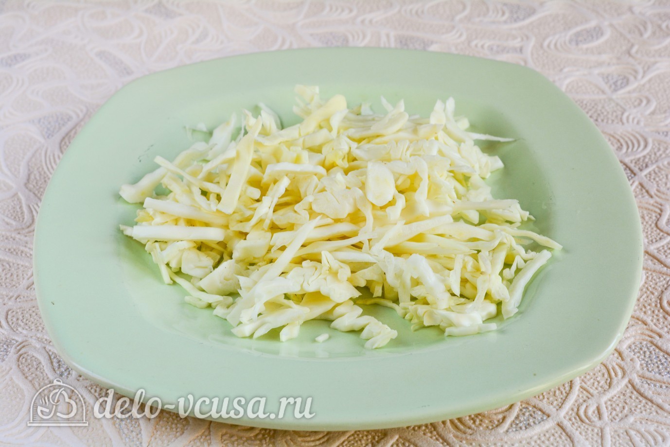 Шаг 2 приготовления Салат с крабовыми палочками, сыром и помидорами
