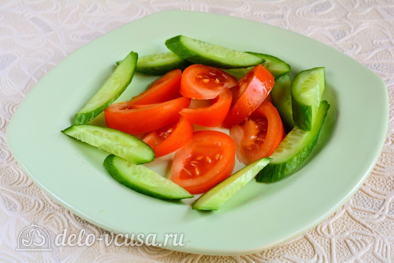 Шаг 3 приготовления Салат с крабовыми палочками, сыром и помидорами