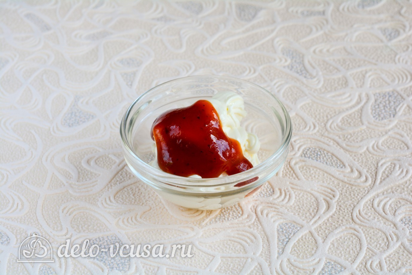 Шаг 5 приготовления Салат с крабовыми палочками, сыром и помидорами