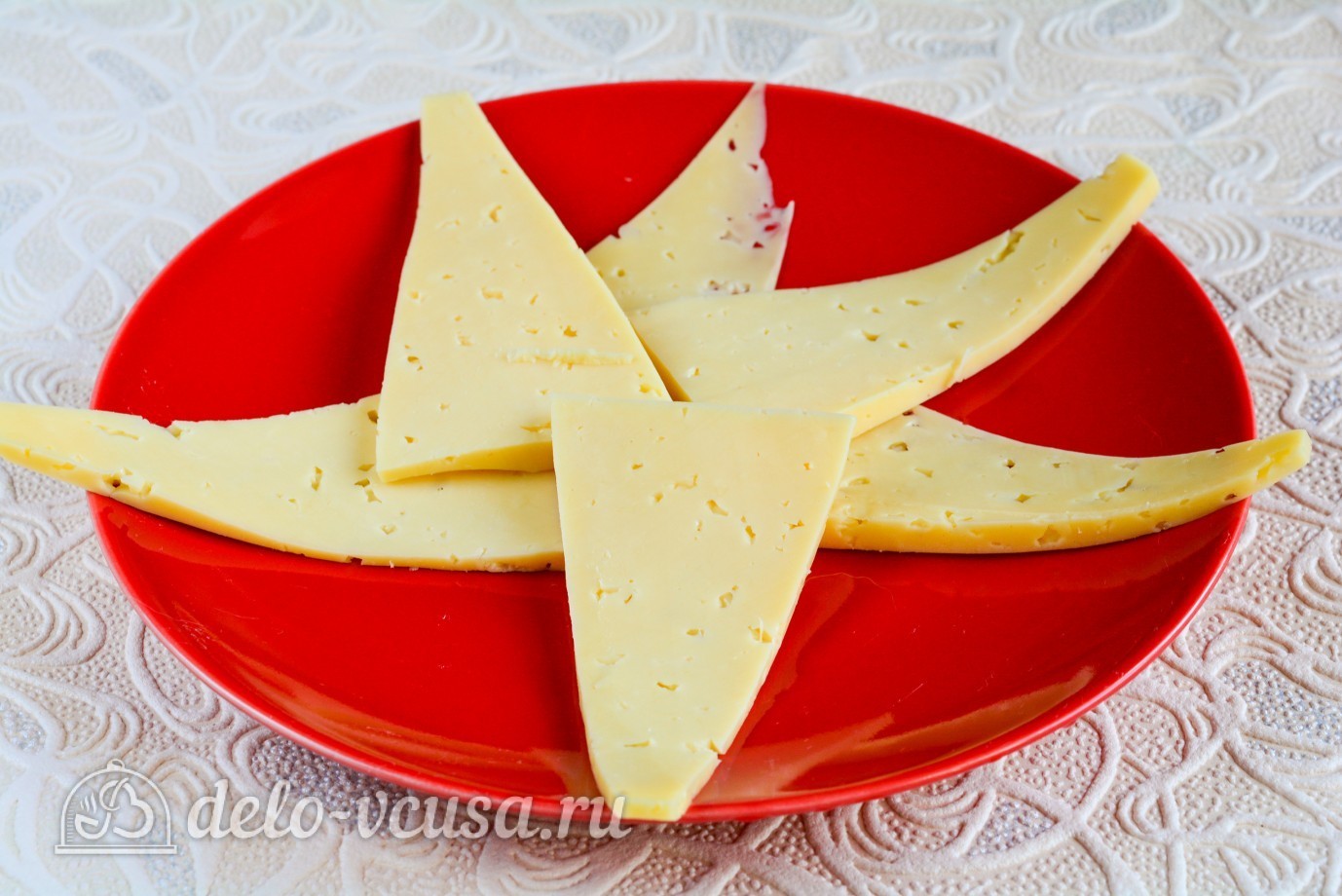 Шаг 7 приготовления Салат с крабовыми палочками, сыром и помидорами