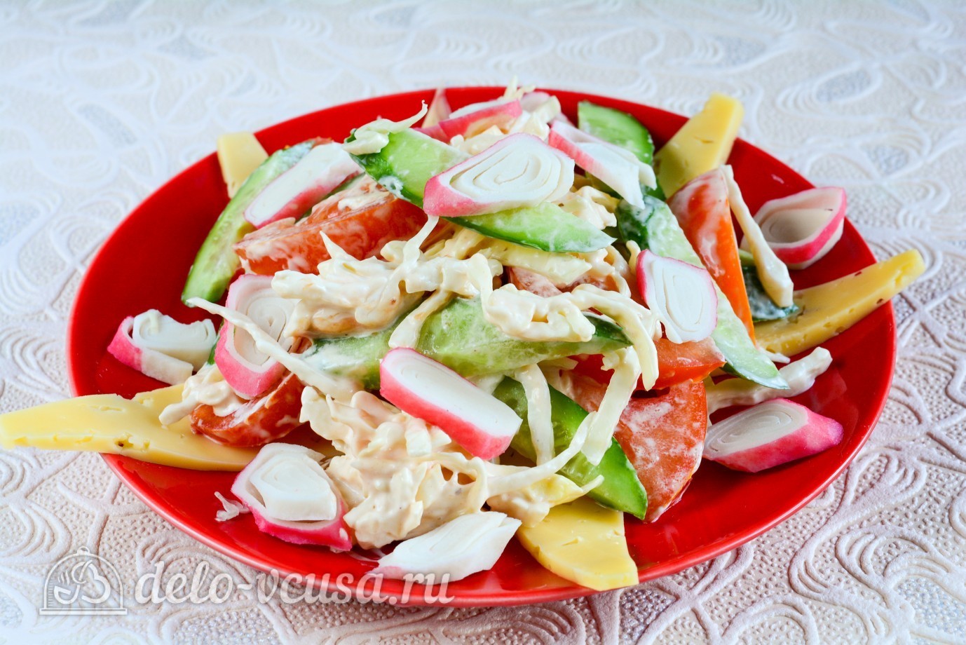 Шаг 8 приготовления Салат с крабовыми палочками, сыром и помидорами