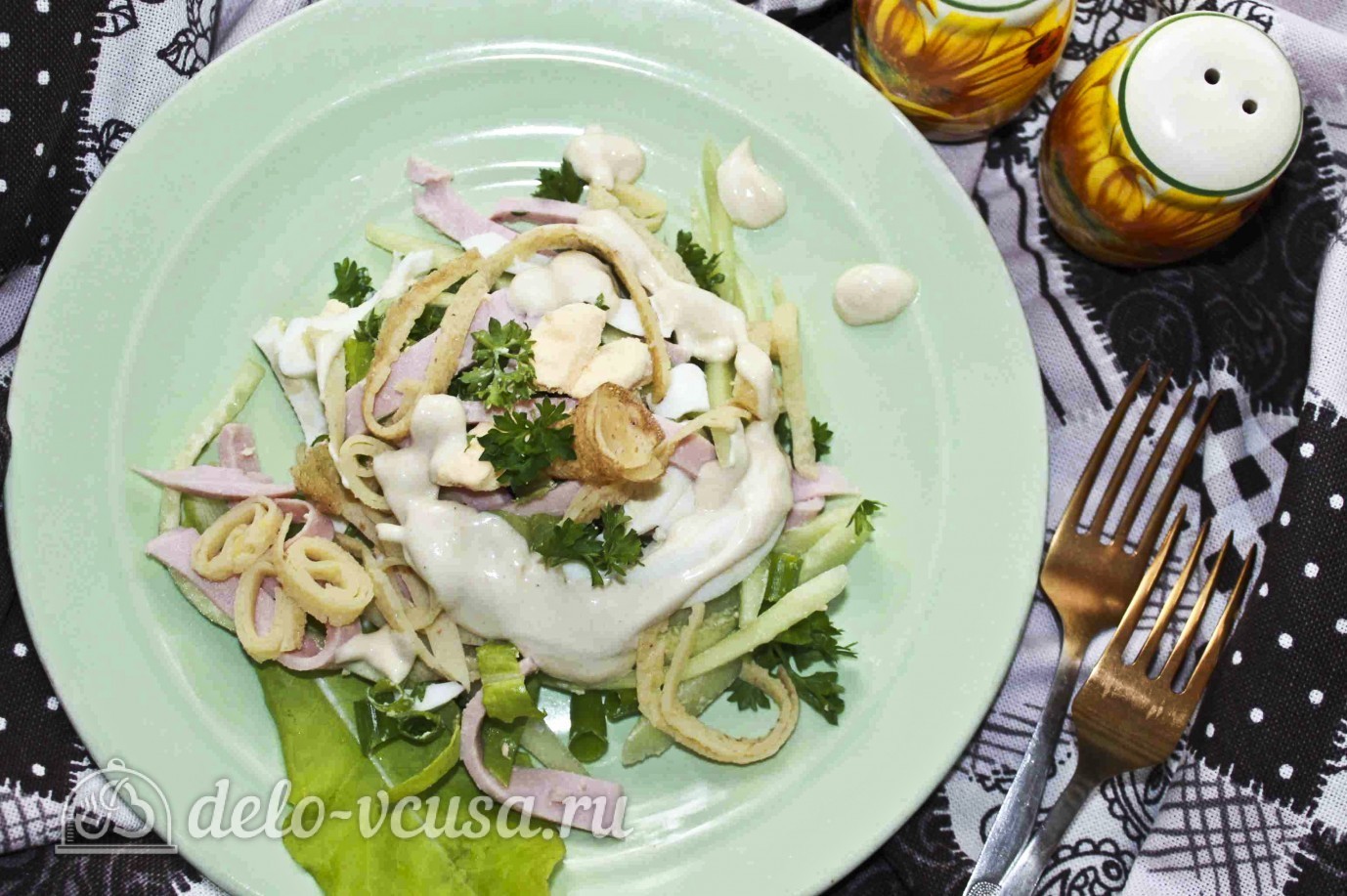 Шаг 12 приготовления Салат с колбасой, яйцом и блинами