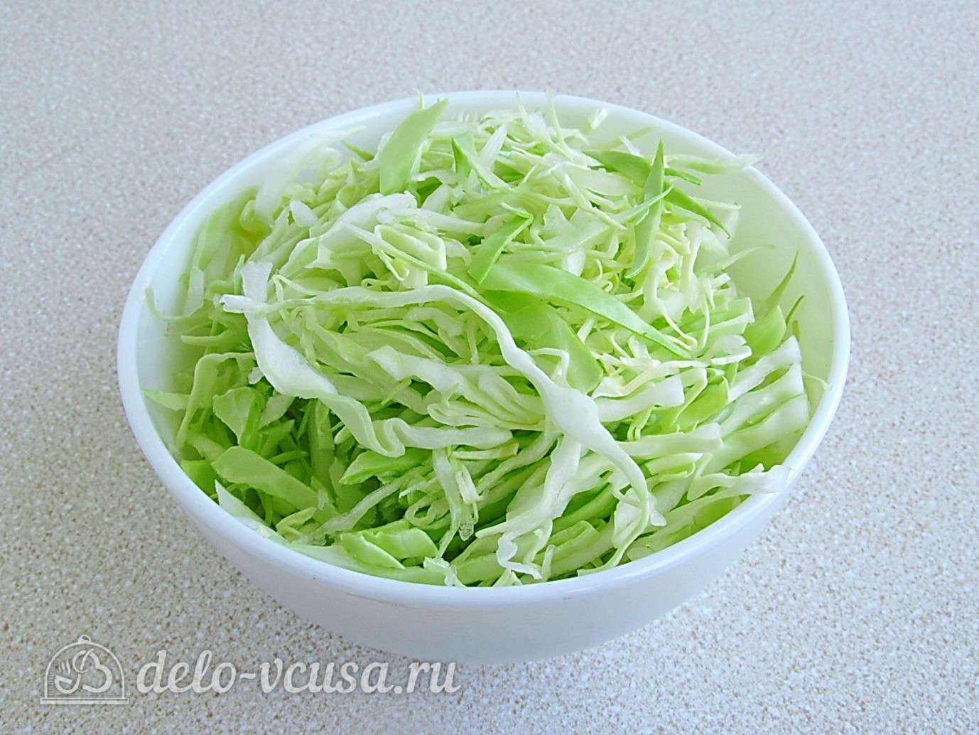 Шаг 1 приготовления Салат с морковкой по-корейски и копченой колбасой