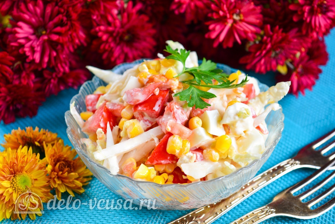 Обложка рецепта Салат с капустой, помидорами и кукурузой