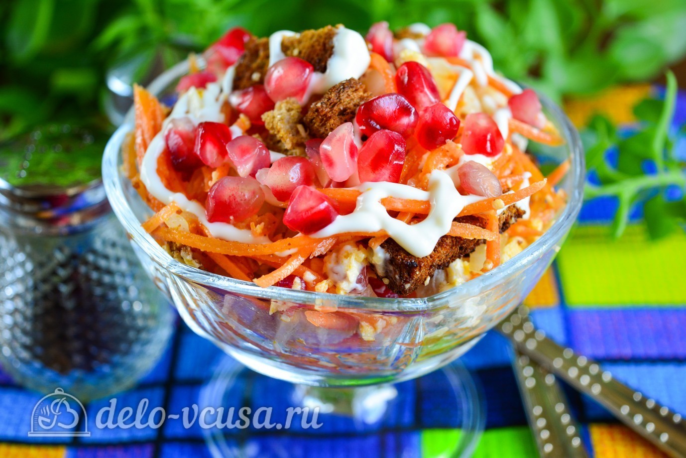 Шаг 10 приготовления Салат с корейской морковкой, курицей и гранатом