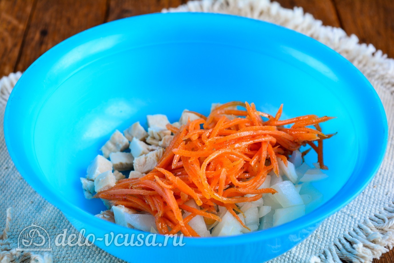 Шаг 4 приготовления Салат с корейской морковкой, курицей и гранатом