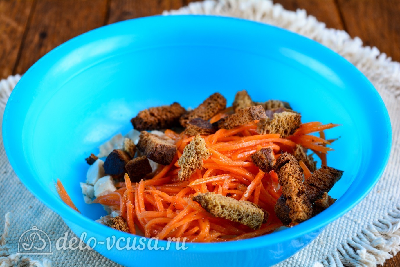 Шаг 5 приготовления Салат с корейской морковкой, курицей и гранатом