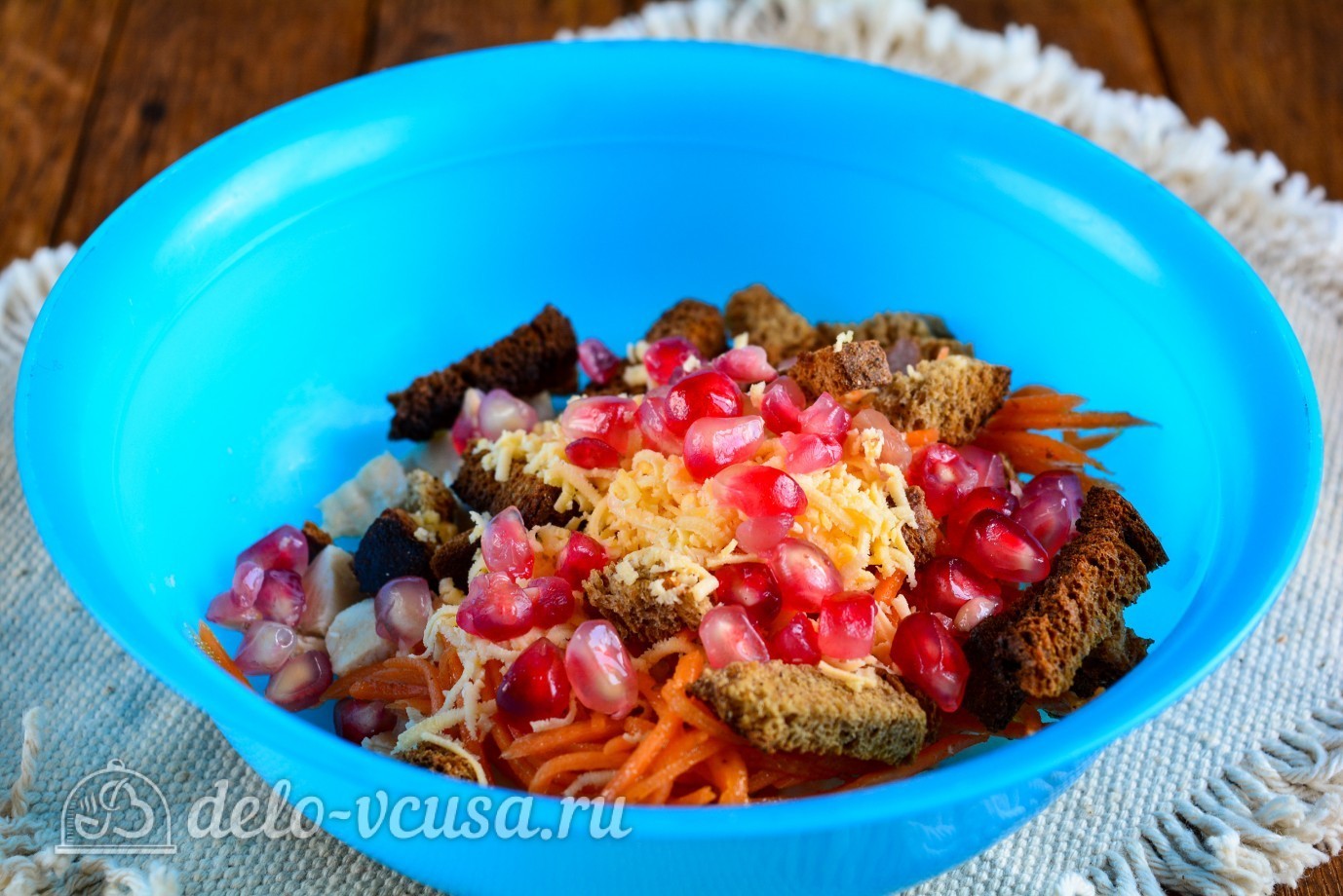 Шаг 8 приготовления Салат с корейской морковкой, курицей и гранатом