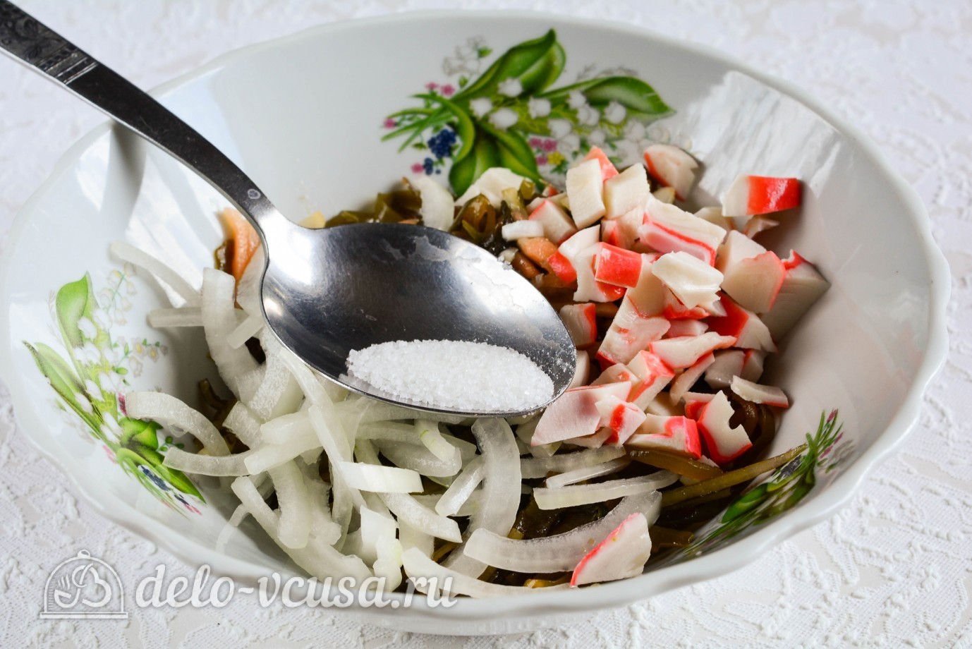 Шаг 3 приготовления Салат с морской капустой и крабовыми палочками