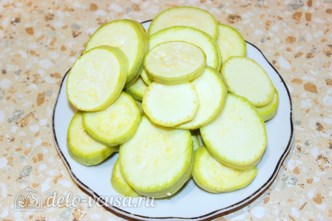 Шаг 1 приготовления Кабачки, жаренные в сухарях