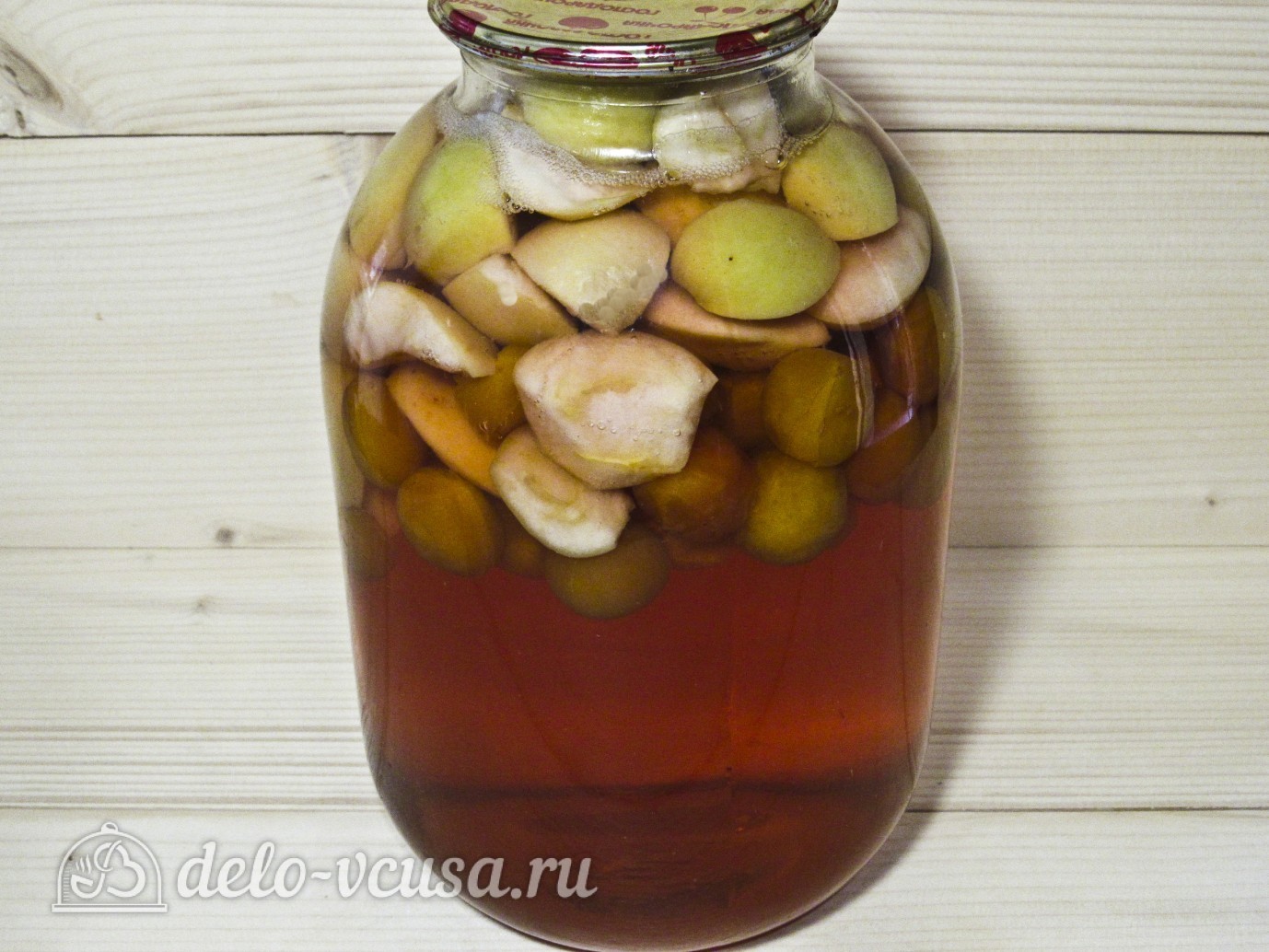 Шаг 9 приготовления Компот из алычи и яблок на зиму