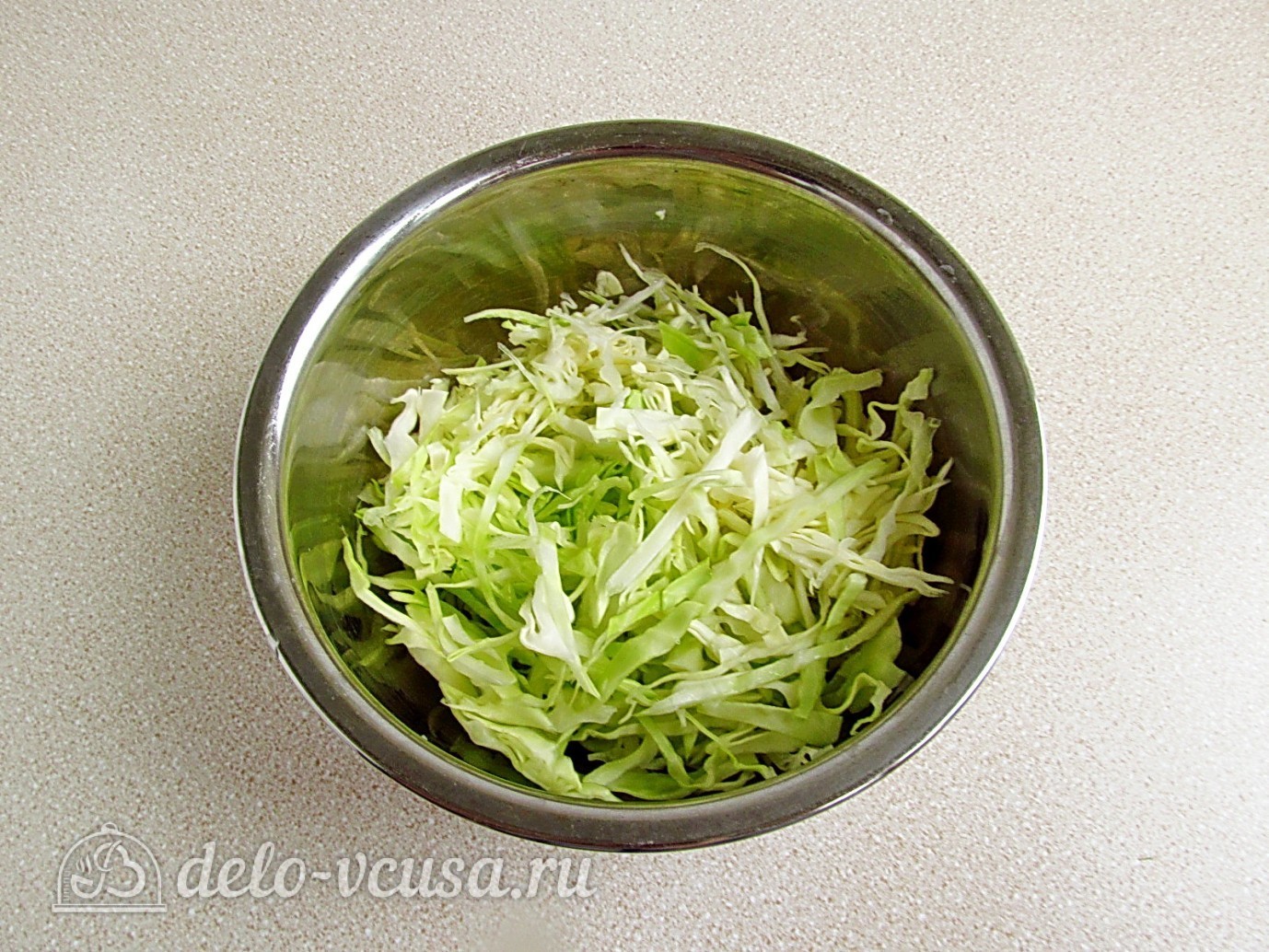 Шаг 3 приготовления Салат из капусты, курицы и кукурузы