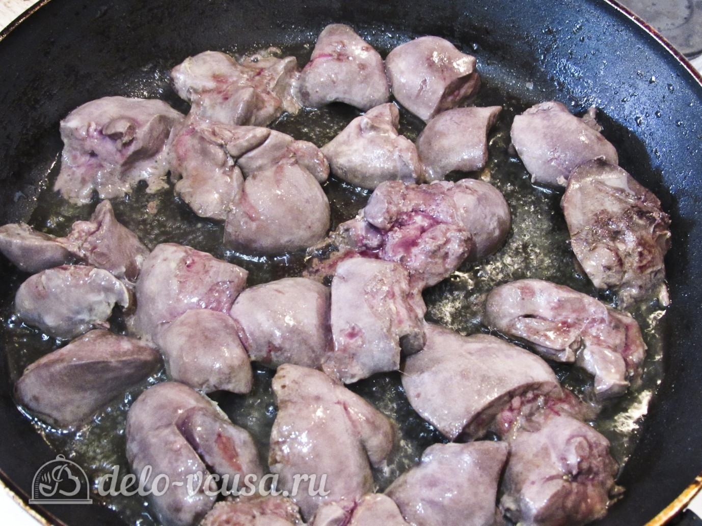 Шаг 3 приготовления Куриная печень с зеленым горошком