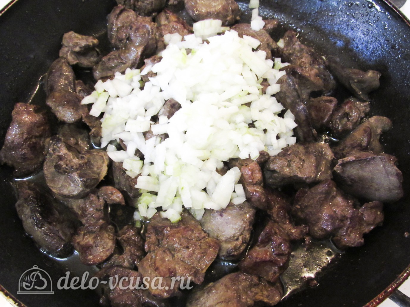 Шаг 6 приготовления Куриная печень с зеленым горошком