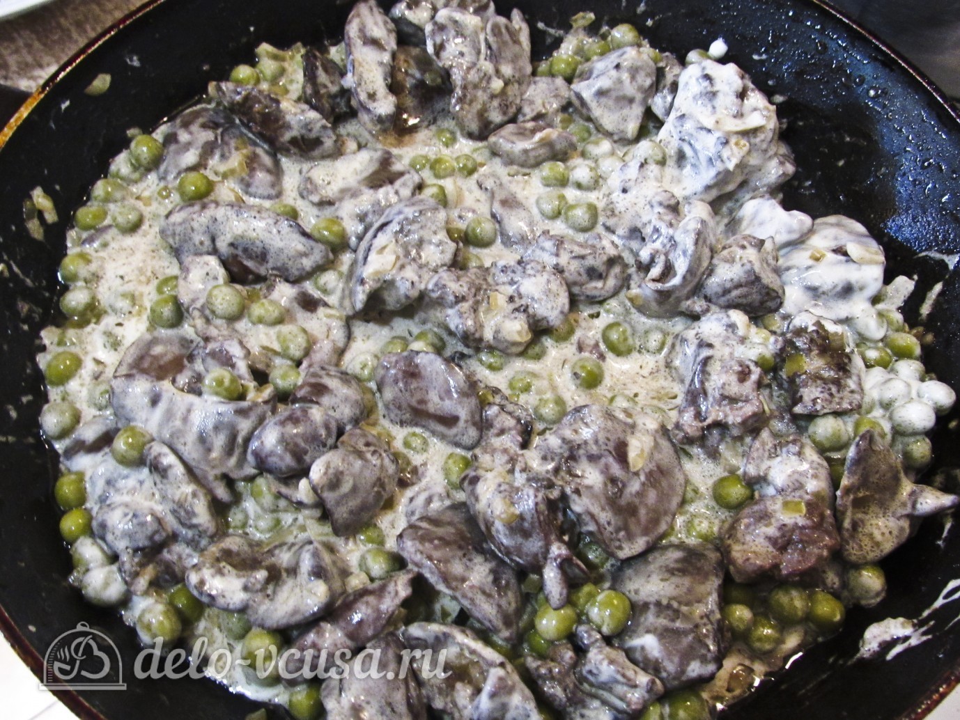 Шаг 8 приготовления Куриная печень с зеленым горошком