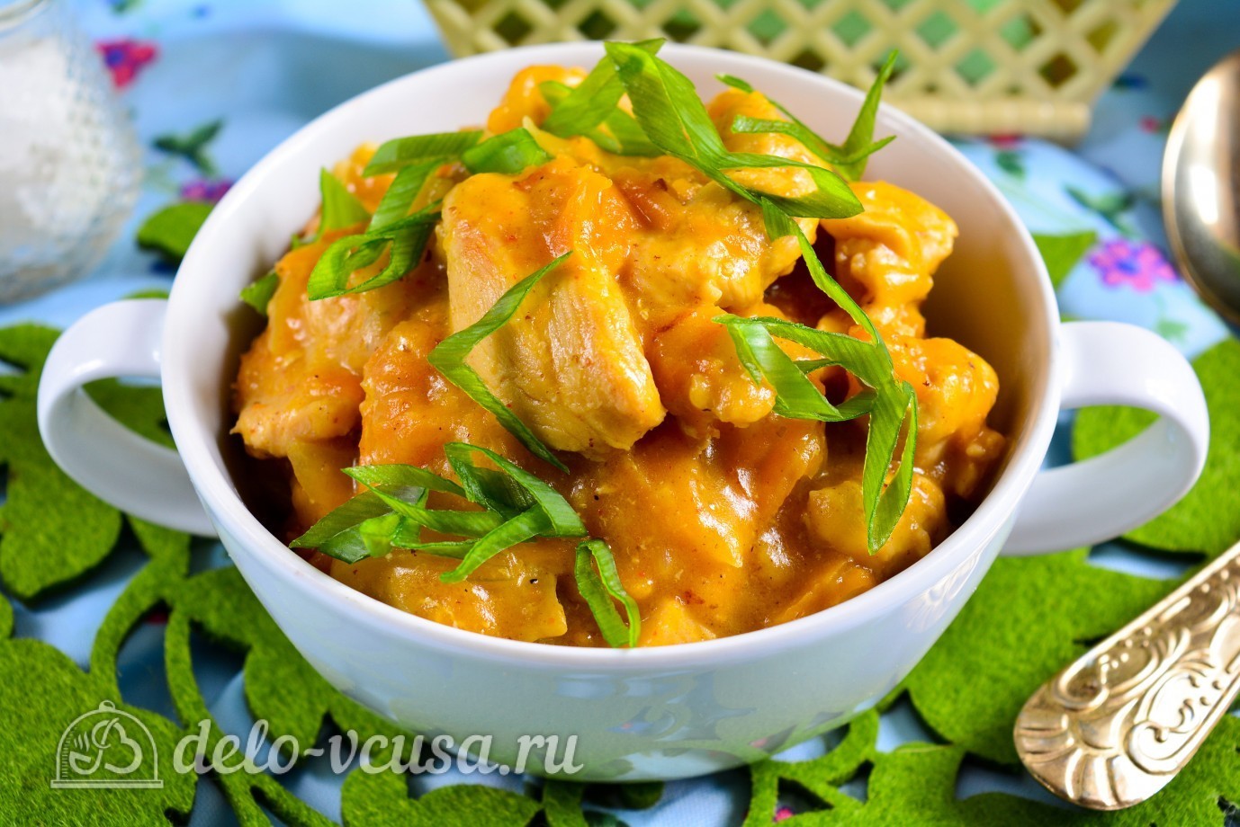 Обложка рецепта Гуляш из курицы со сметаной