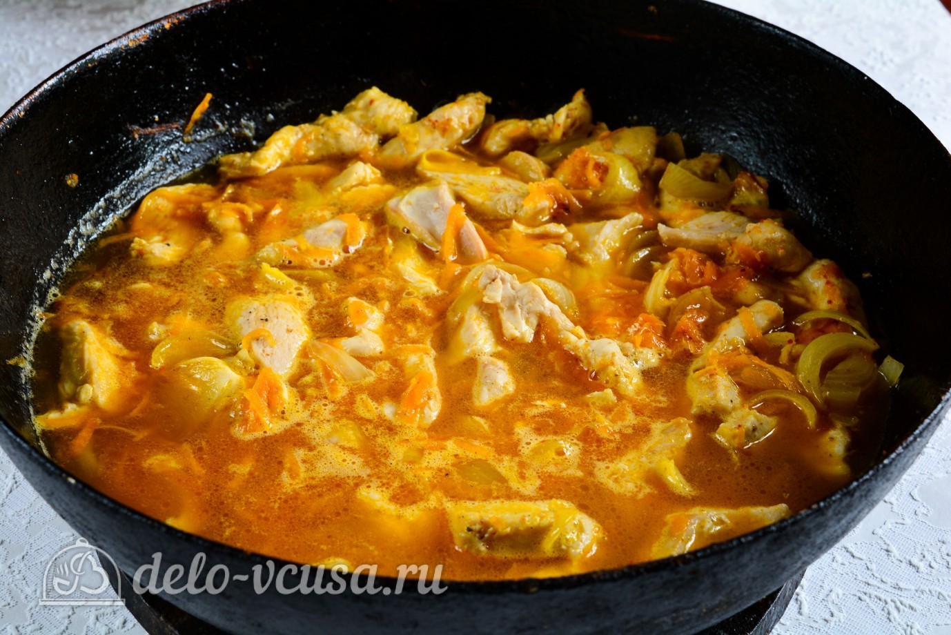 Шаг 5 приготовления Гуляш из курицы со сметаной