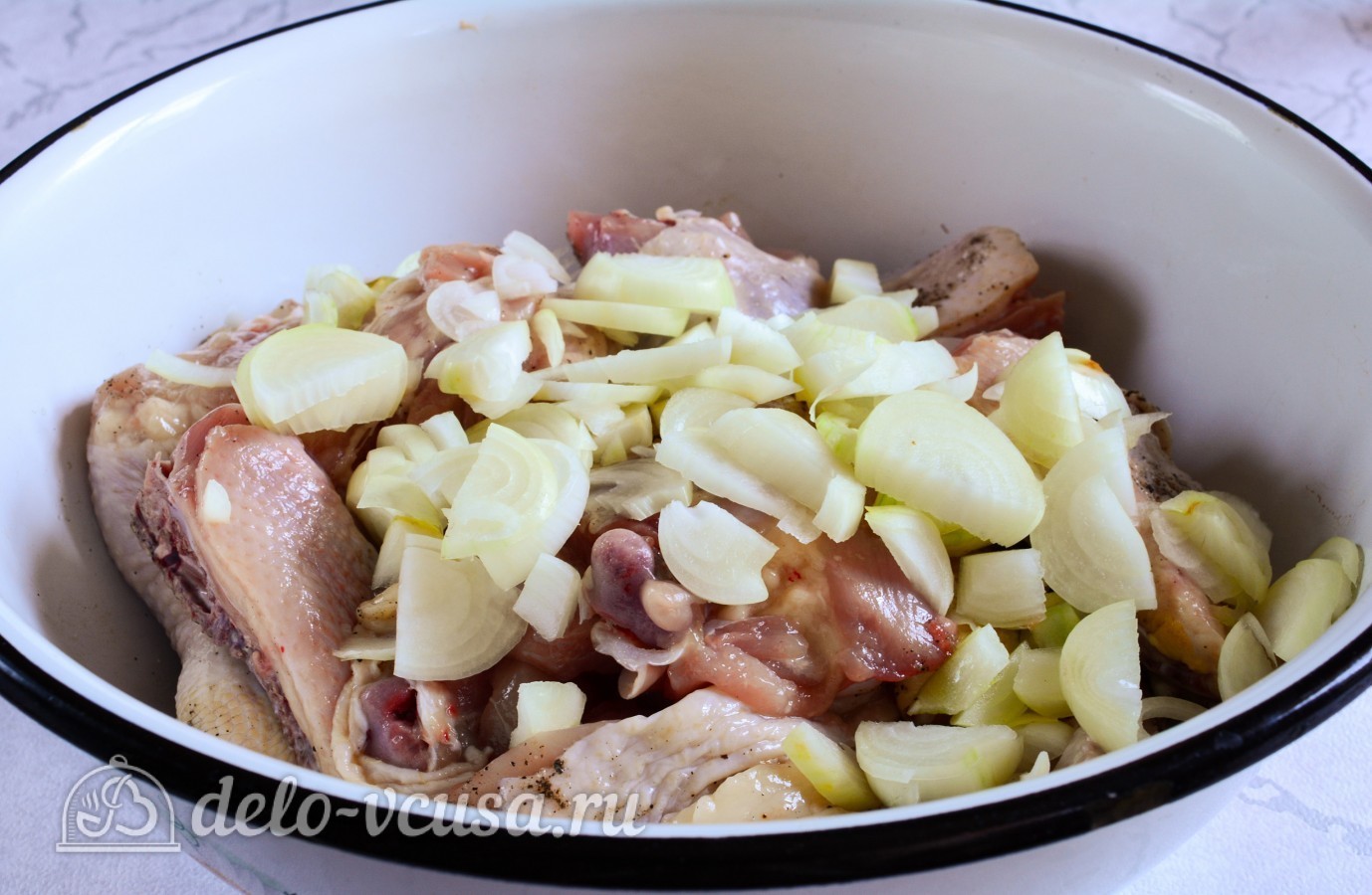 Шаг 4 приготовления Тушеная курица в майонезе на сковороде