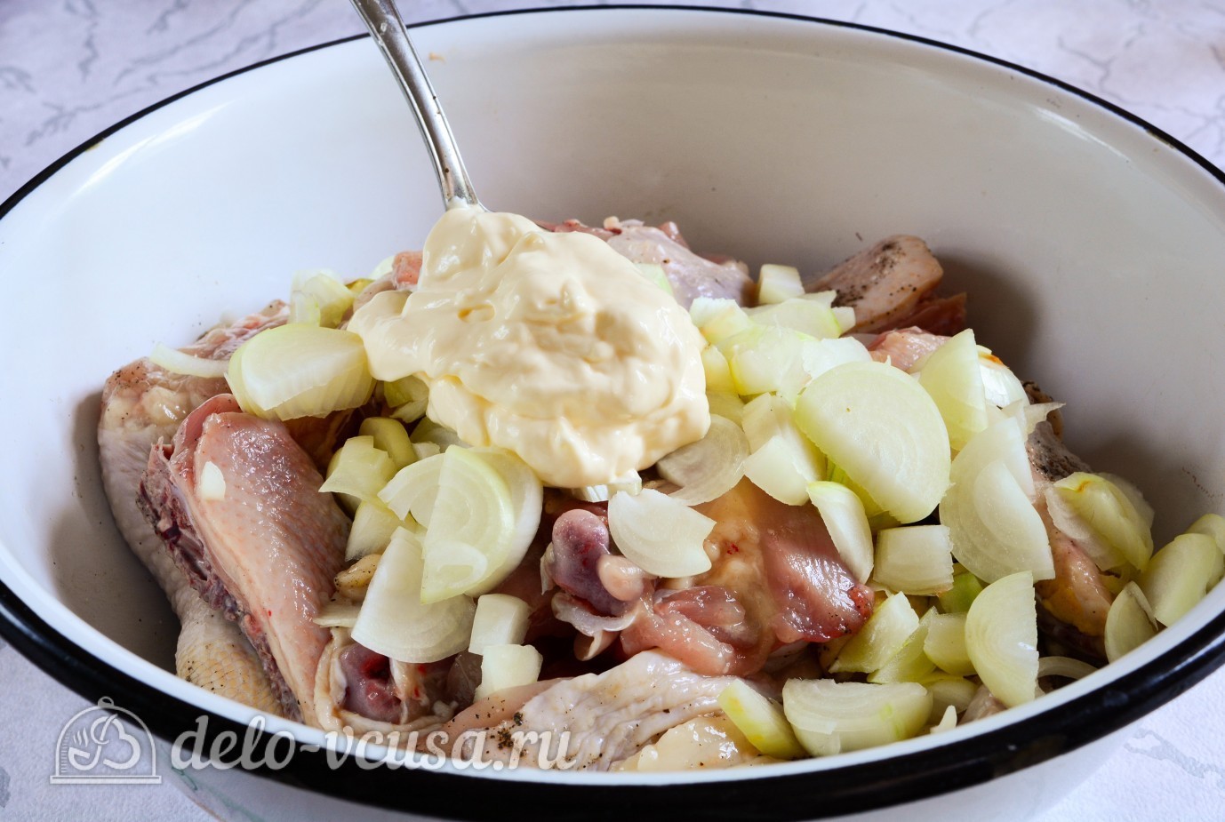 Шаг 5 приготовления Тушеная курица в майонезе на сковороде
