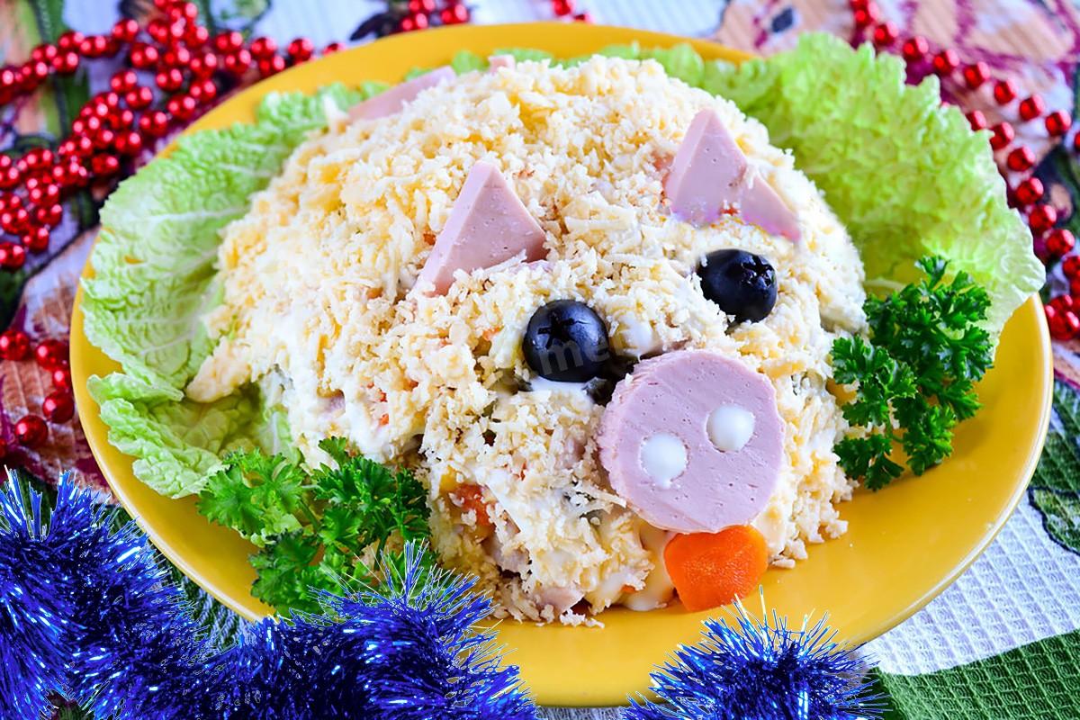 Обложка рецепта Салат с сыром, кукурузой и ветчиной Свинка