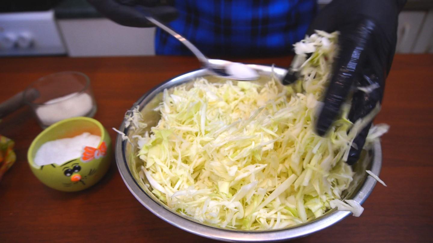 Шаг 3 приготовления Салат из свежей капусты и моркови с сахаром