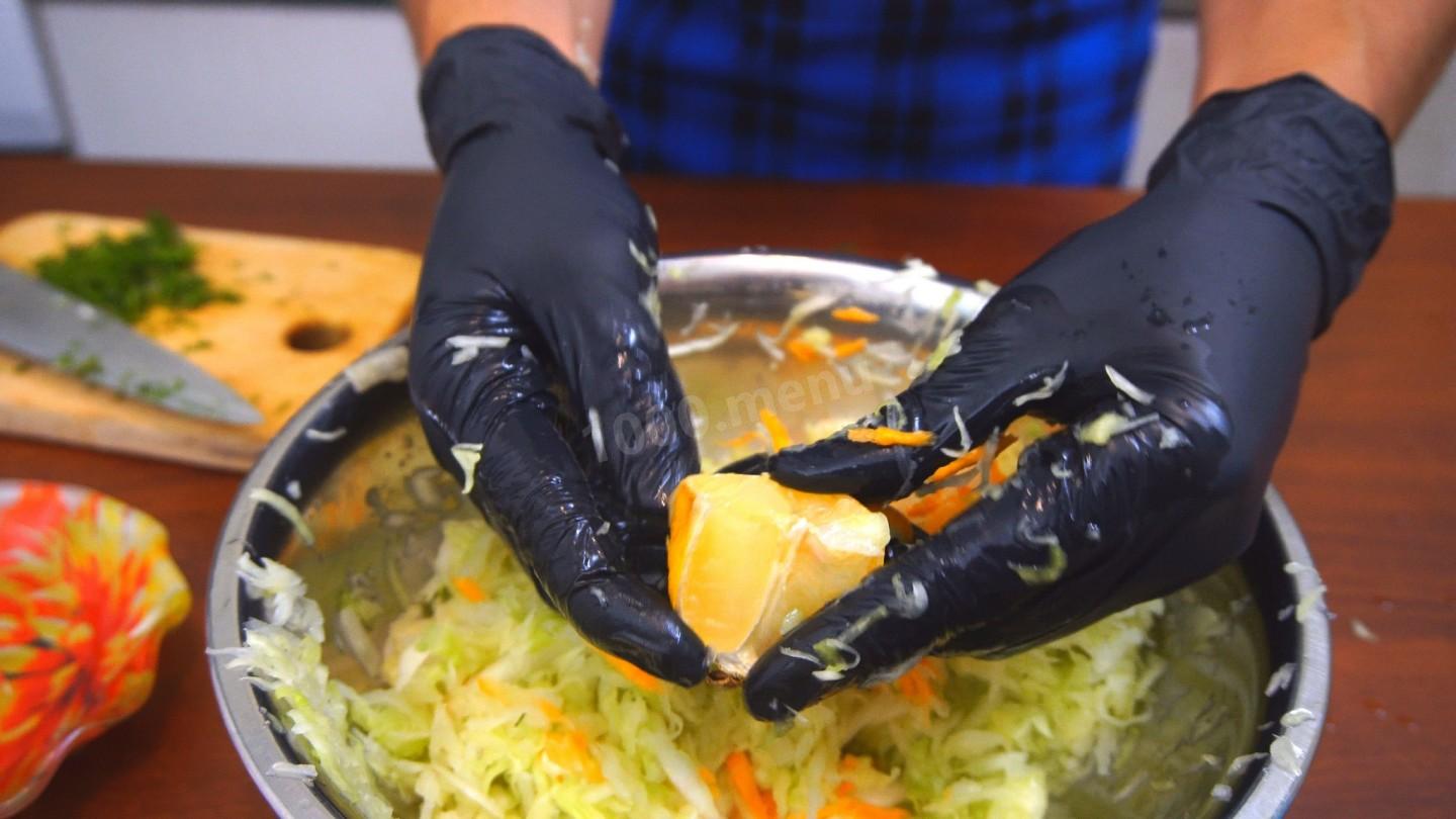 Шаг 7 приготовления Салат из свежей капусты и моркови с сахаром