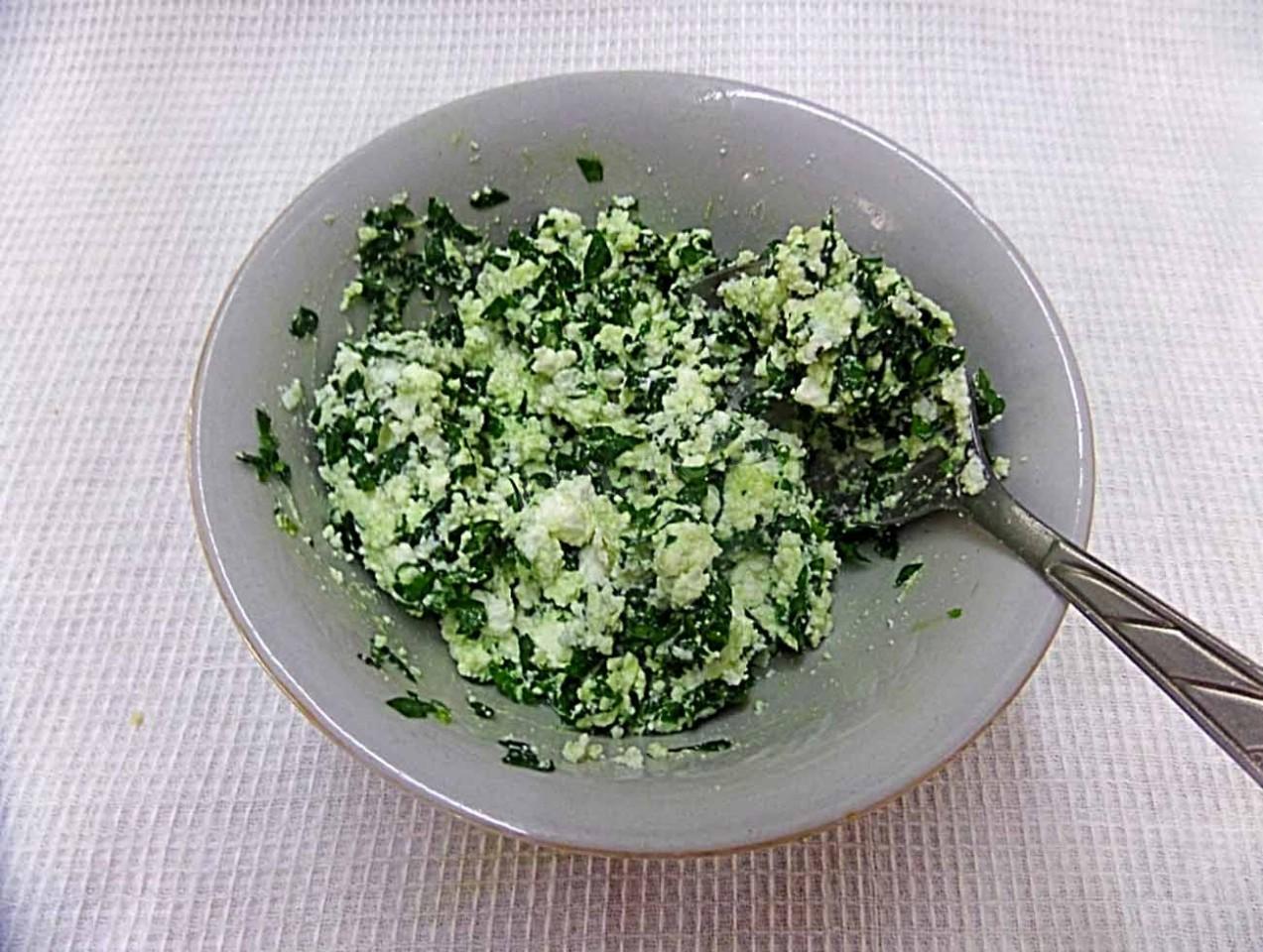 Шаг 4 приготовления Ачма с творогом сыром и зеленью в лаваше