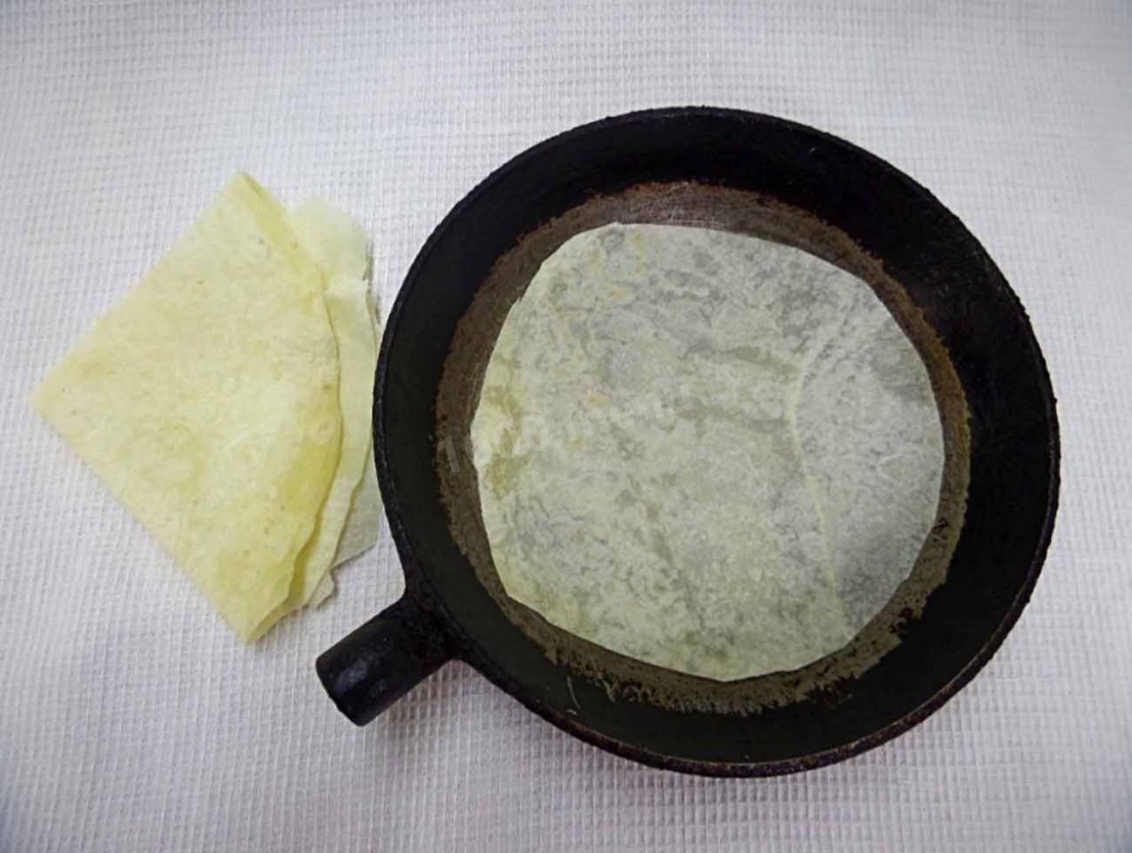 Шаг 6 приготовления Ачма с творогом сыром и зеленью в лаваше