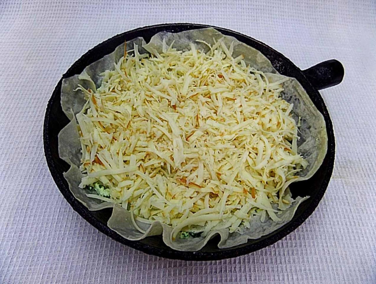 Шаг 8 приготовления Ачма с творогом сыром и зеленью в лаваше