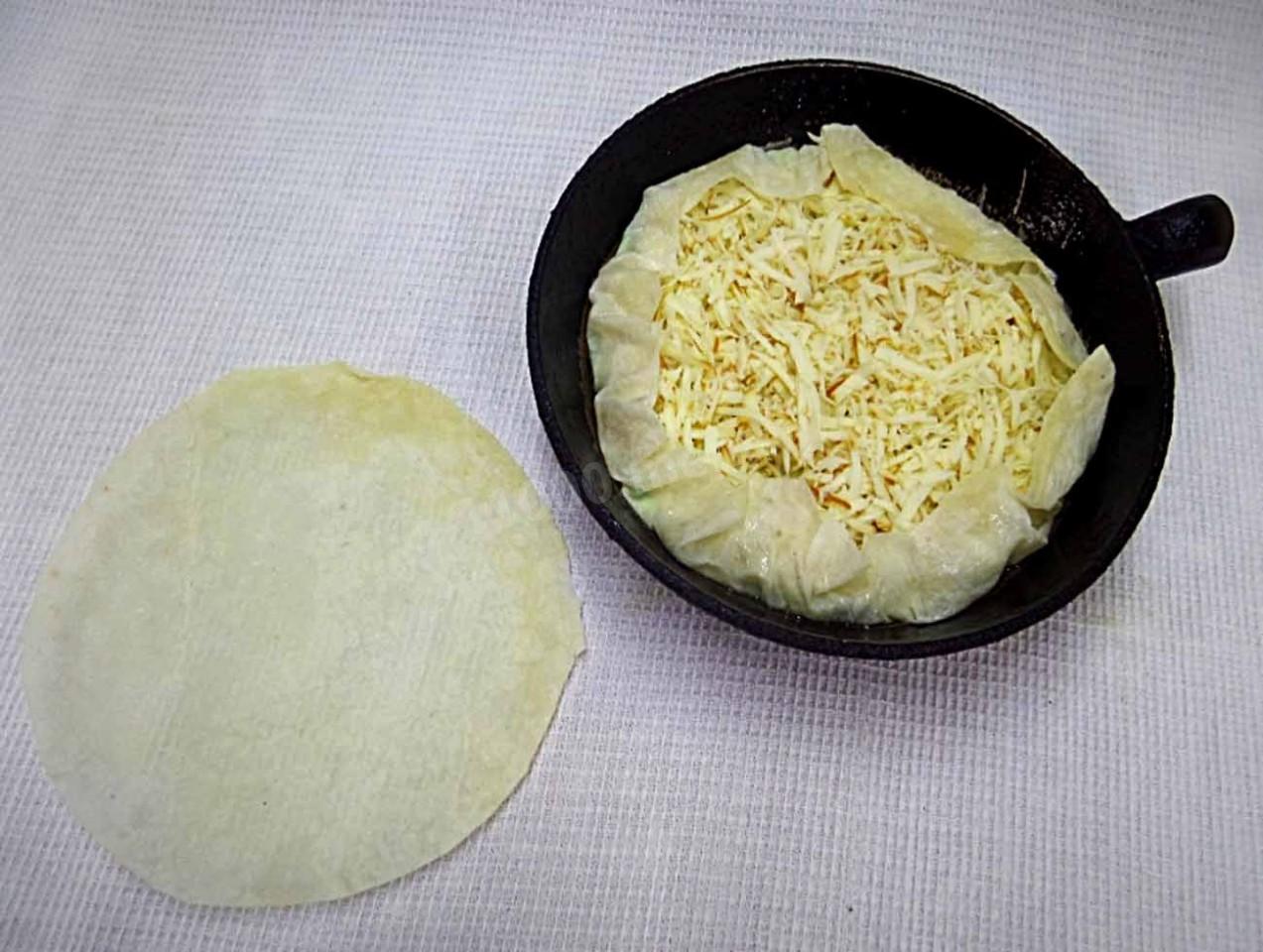 Шаг 9 приготовления Ачма с творогом сыром и зеленью в лаваше