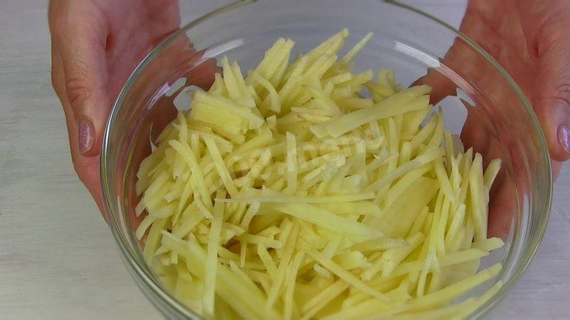 Шаг 1 приготовления Салат Диёр с жареной картошкой и яйцом