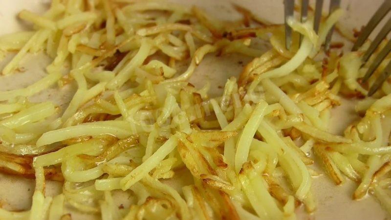 Шаг 2 приготовления Салат Диёр с жареной картошкой и яйцом
