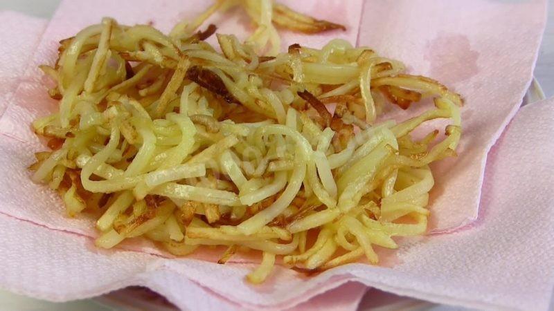 Шаг 3 приготовления Салат Диёр с жареной картошкой и яйцом