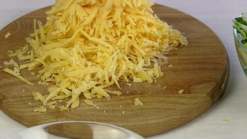 Шаг 5 приготовления Салат Диёр с жареной картошкой и яйцом