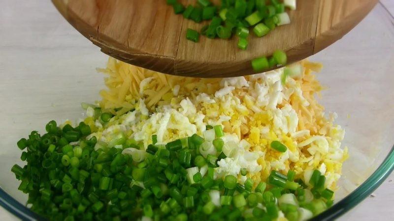 Шаг 6 приготовления Салат Диёр с жареной картошкой и яйцом