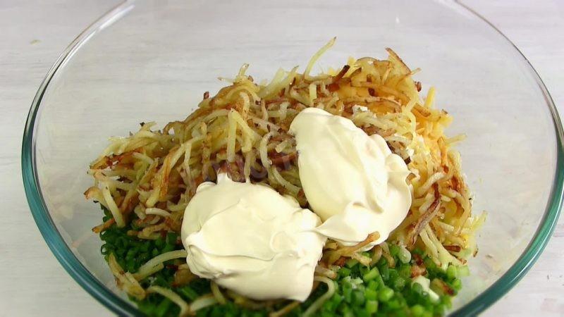 Шаг 7 приготовления Салат Диёр с жареной картошкой и яйцом