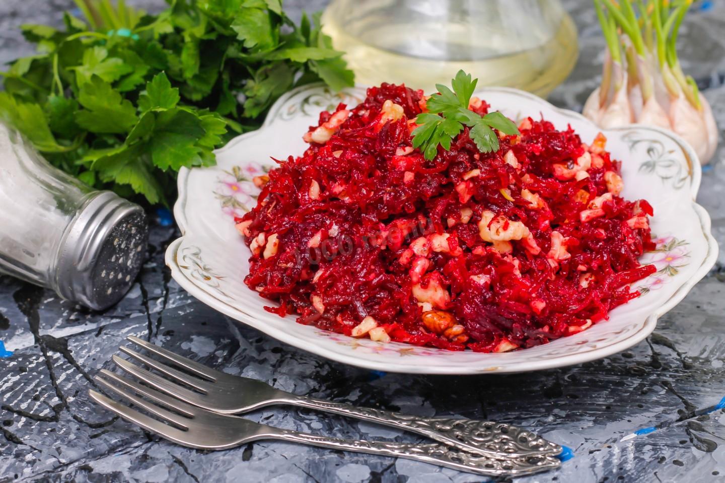 Обложка рецепта Свекла с чесноком и грецким орехом без майонеза